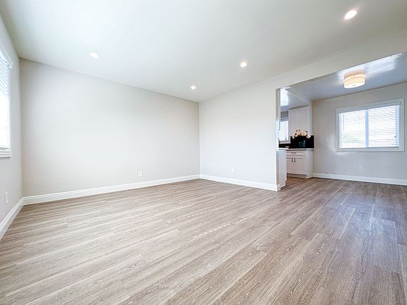 5th image of 816 S Marguerita Ave #27
