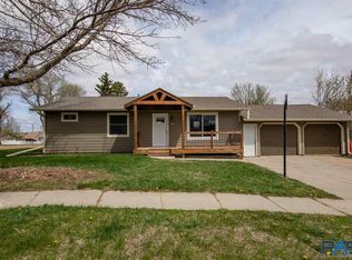 512 W 2nd St, Dell Rapids, SD 57022