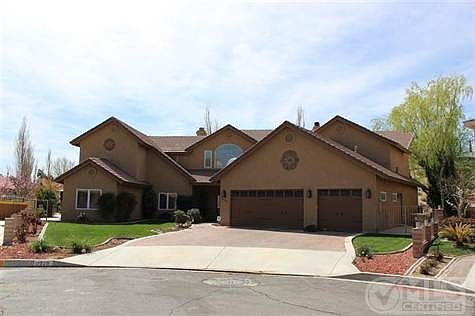 Front of home.  Cul De Sac. Beautifully landscaped. 3 car garage. Large Golf Course lot.
