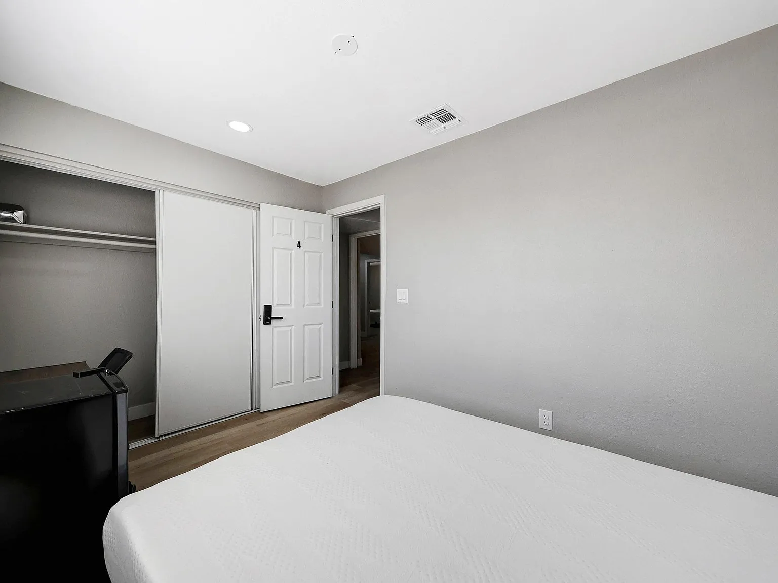 4 bed, 5.0 bath, 2800 sqft, $897 — Photo 2