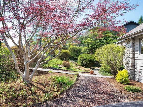 3rd image of 4 Zachary Ridge Rd