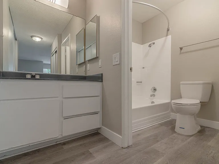 Shoreline Apartments — Photo 16