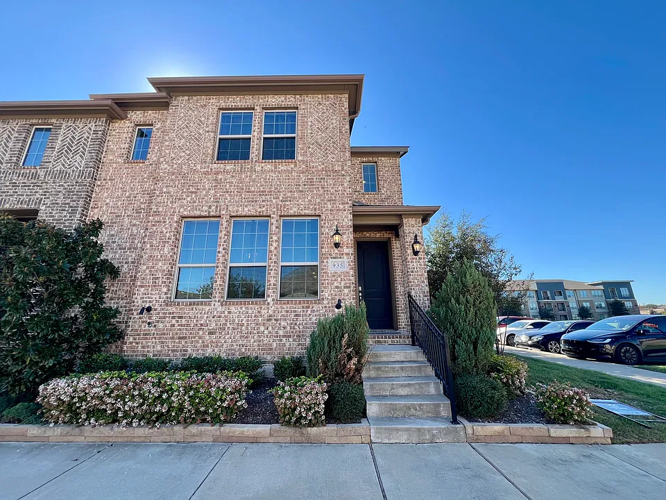 935 Ponds Edge Ln