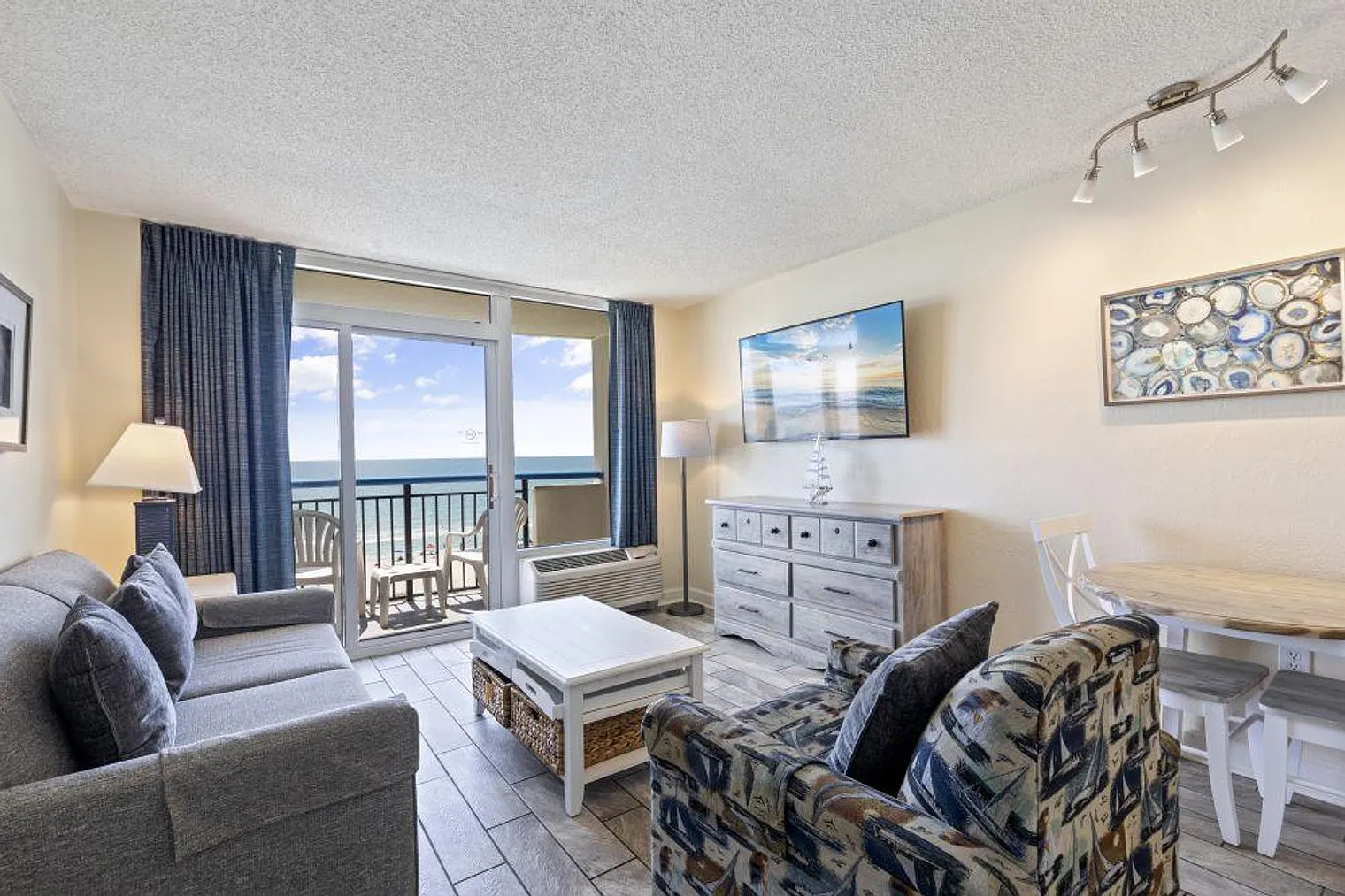 1 bed, 2.0 bath, 667 sqft, $3,244 — Photo 1