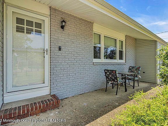 4th image of 34 Oak Leaf Lane