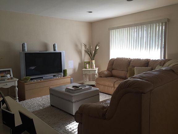 2nd image of 622 N Clybourn Ave
