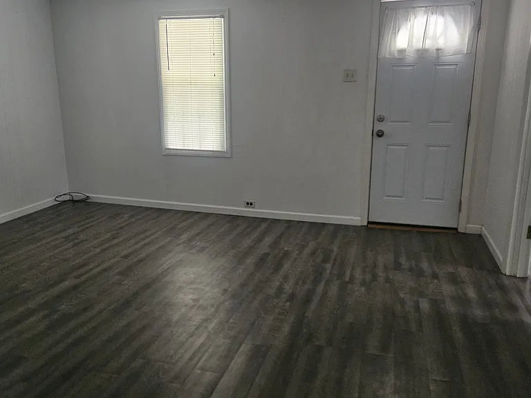 1008 Market St E — Photo 12