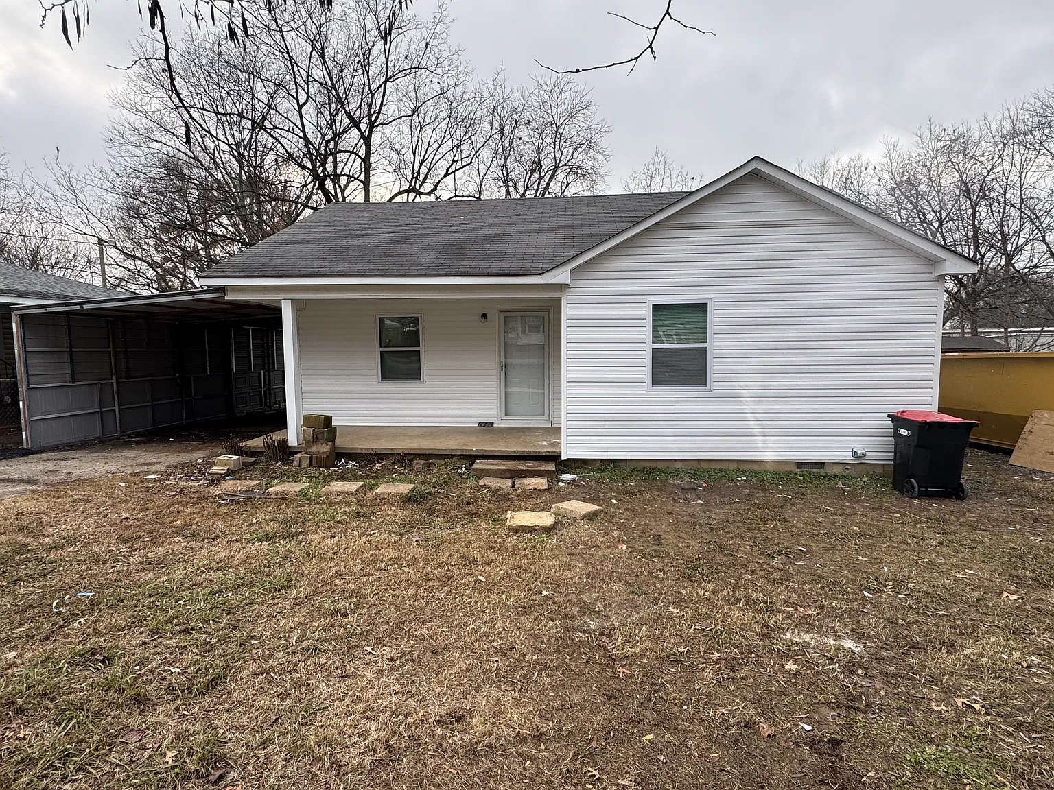 3 bed, 1000 sqft, $1,250 — Photo 1