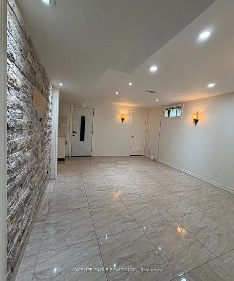 366 Waratah Ave #BASEMENT — Photo 3