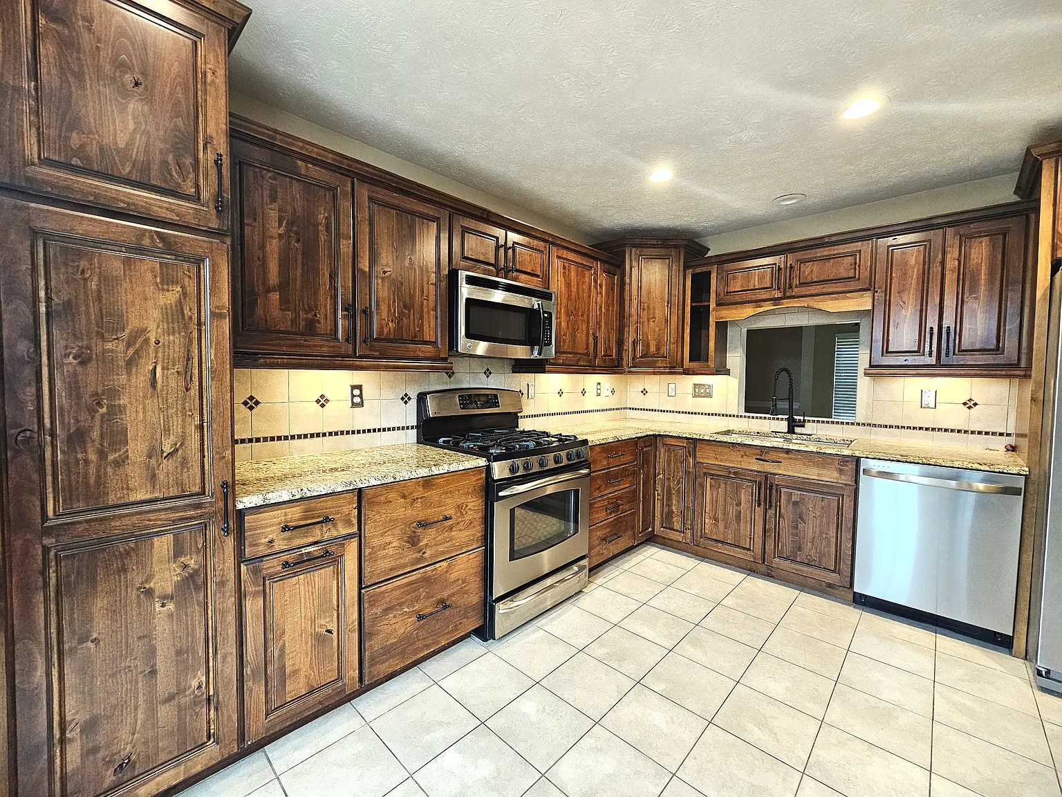 3 bed, 1760 sqft, $3,000 — Photo 3