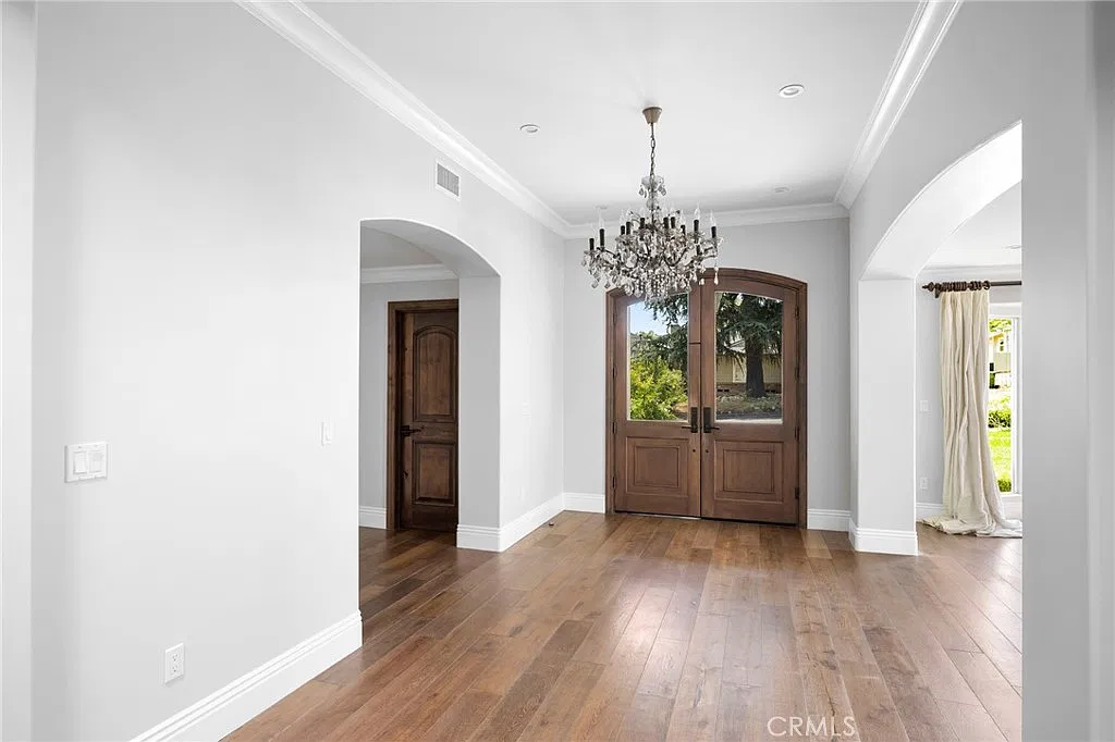 4 bed, 2585 sqft, $12,000 — Photo 3