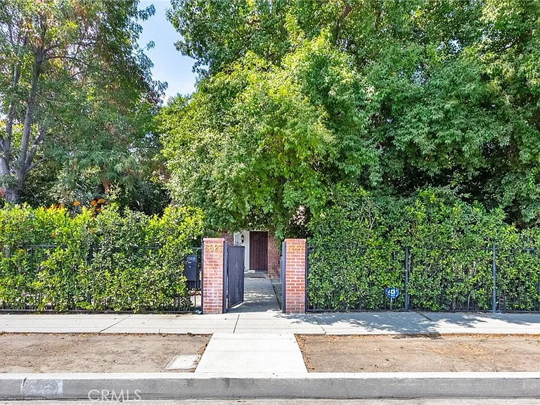 5825 Fulton Ave — Photo 36
