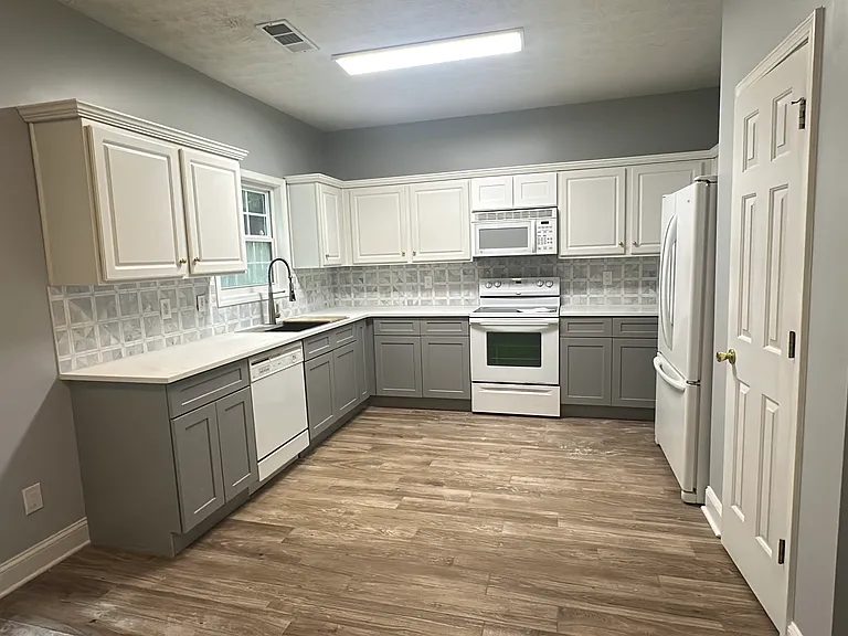 2400 Kirkstone Dr — Photo 10