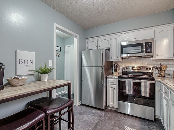 4th image of 5601 W 58th St #107