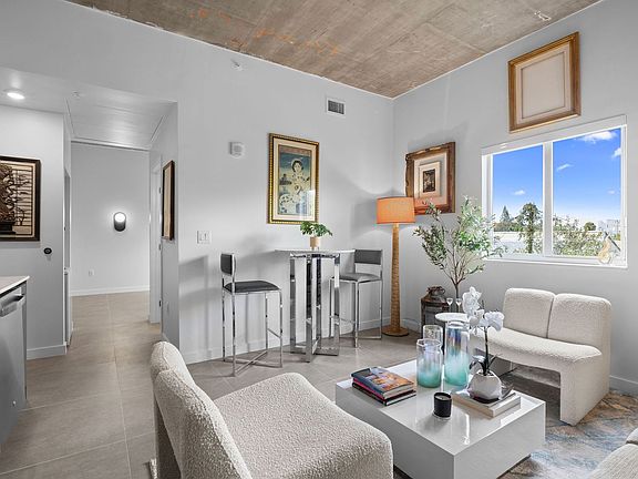 4th image of 315 NW 32nd St #304