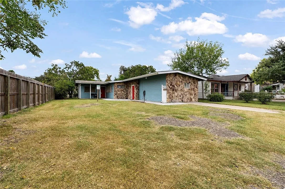 6 bed, 2.0 bath, 1850 sqft, $2,500 — Photo 2