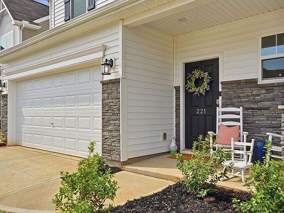 3rd image of 221 Pendergast Rd