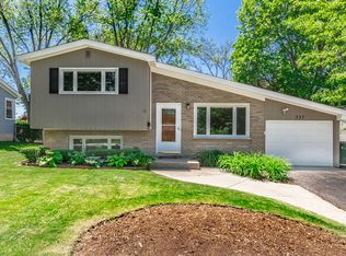 337 N Prairie Ln, Lake Zurich, IL 60047