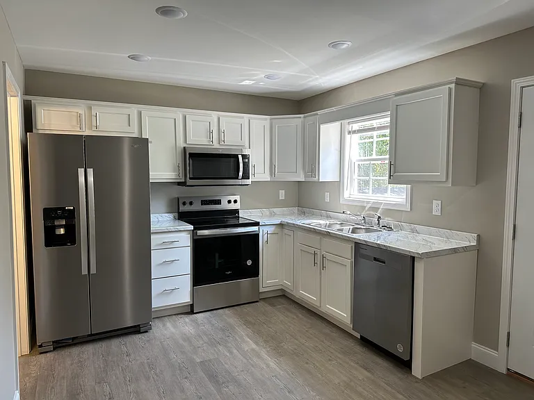 504 Steele St — Photo 3