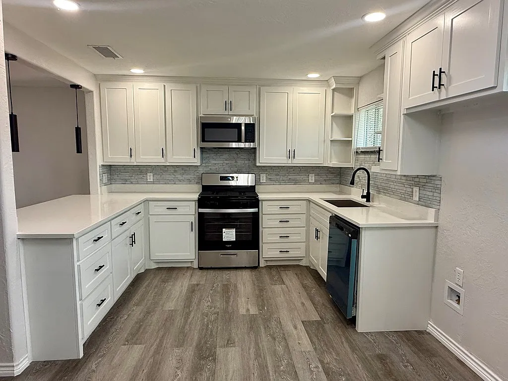 3 bed, 2.0 bath, 1100 sqft, $2,100 — Photo 3