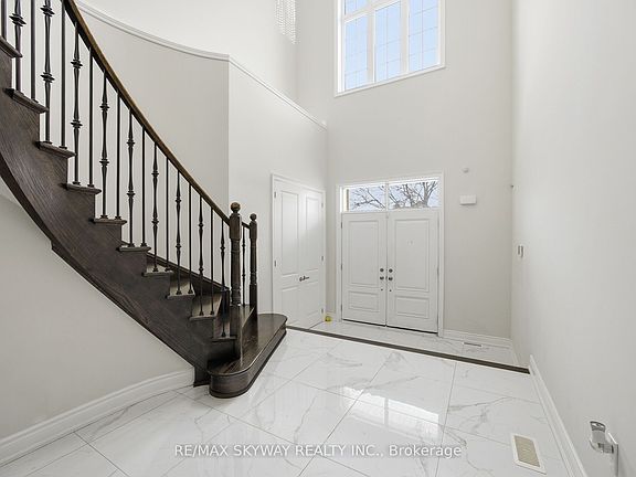 3rd image of 22 Tamworth Ct