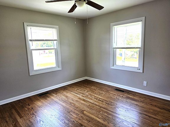 4th image of 507 Redbud Dr NW