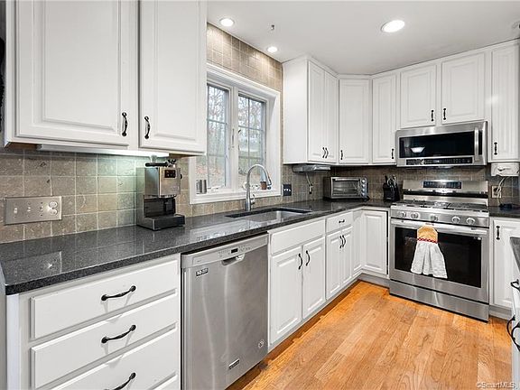 4th image of 32 Yorkshire Dr