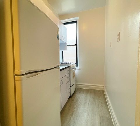 4th image of 55 E 21st St #4