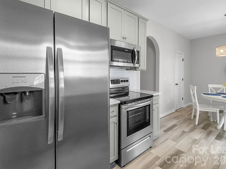 558 Calen Ln — Photo 12