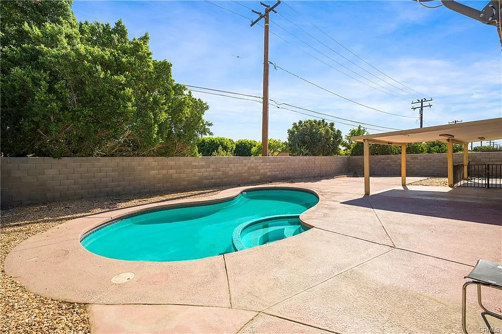 3 bed, 1640 sqft, $1,000 — Photo 2