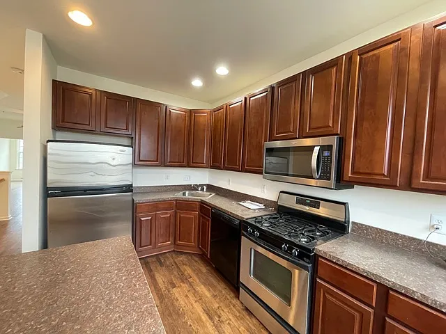 3 bed, 2.5 bath, 2000 sqft, $2,700 — Photo 2