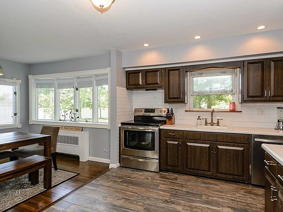 3rd image of 4 Evelyn Ct
