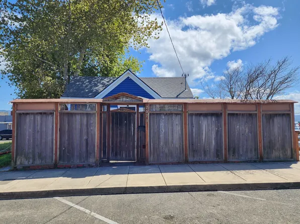 2073 Union Ave, North Bend, OR 97459