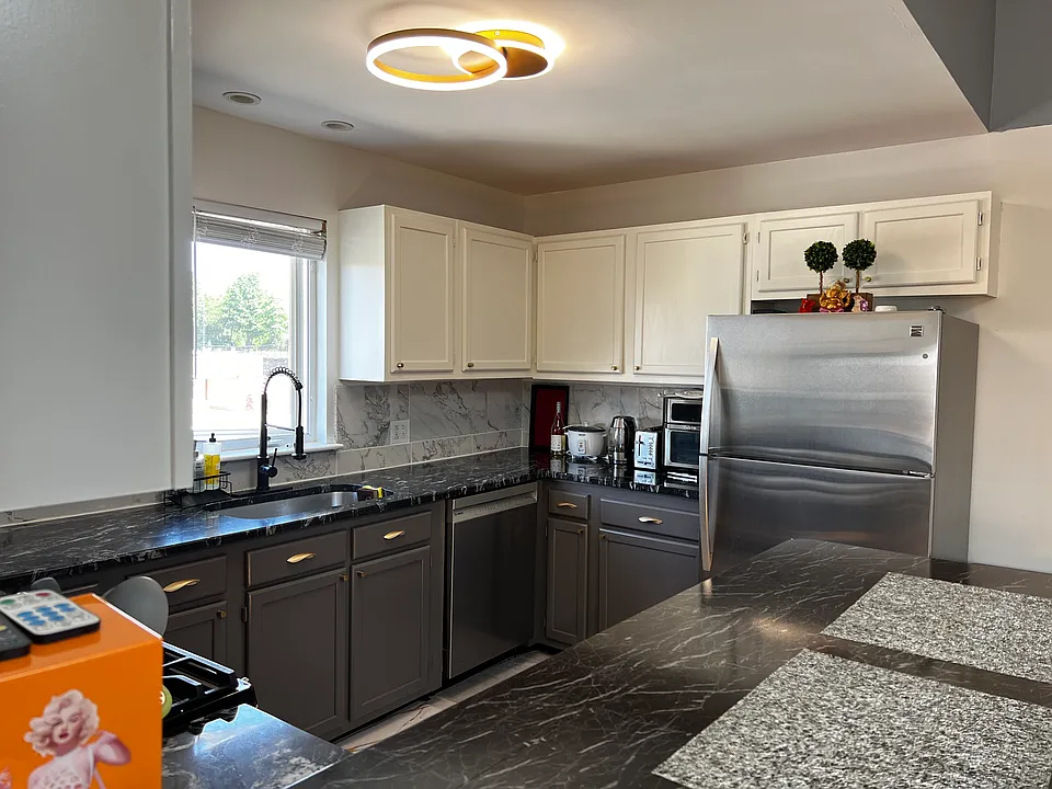 134 Laidlaw Ave #2