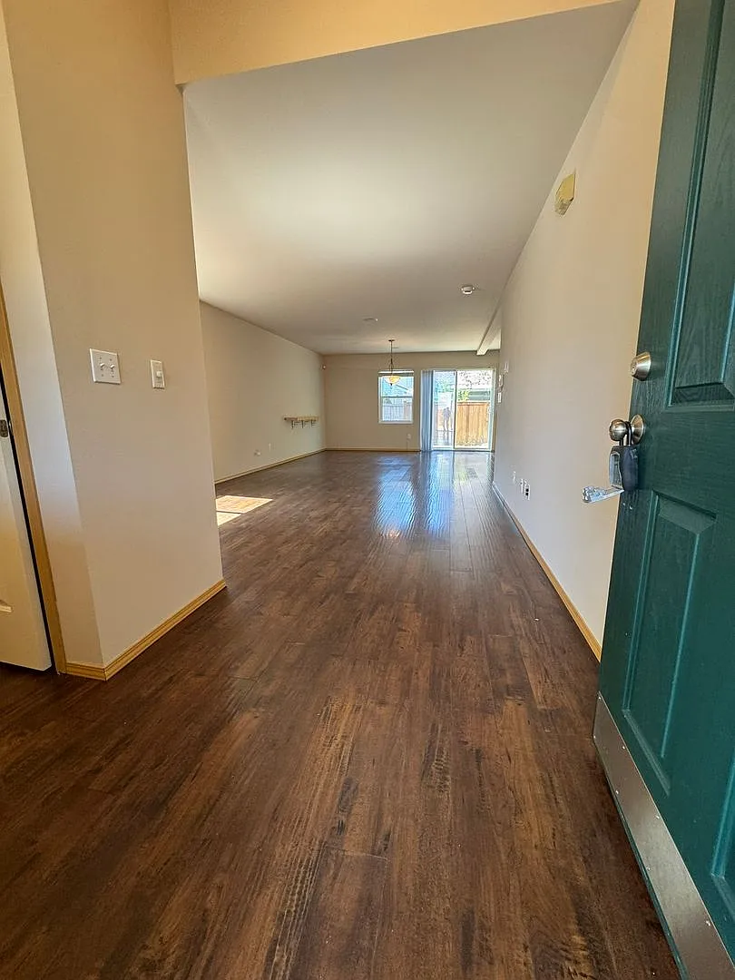 2Bd/2.5Ba Maple Valley Townhome — Photo 2