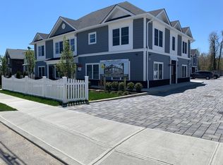 64 Park Ave APT 2D, Bay Shore, NY 11706