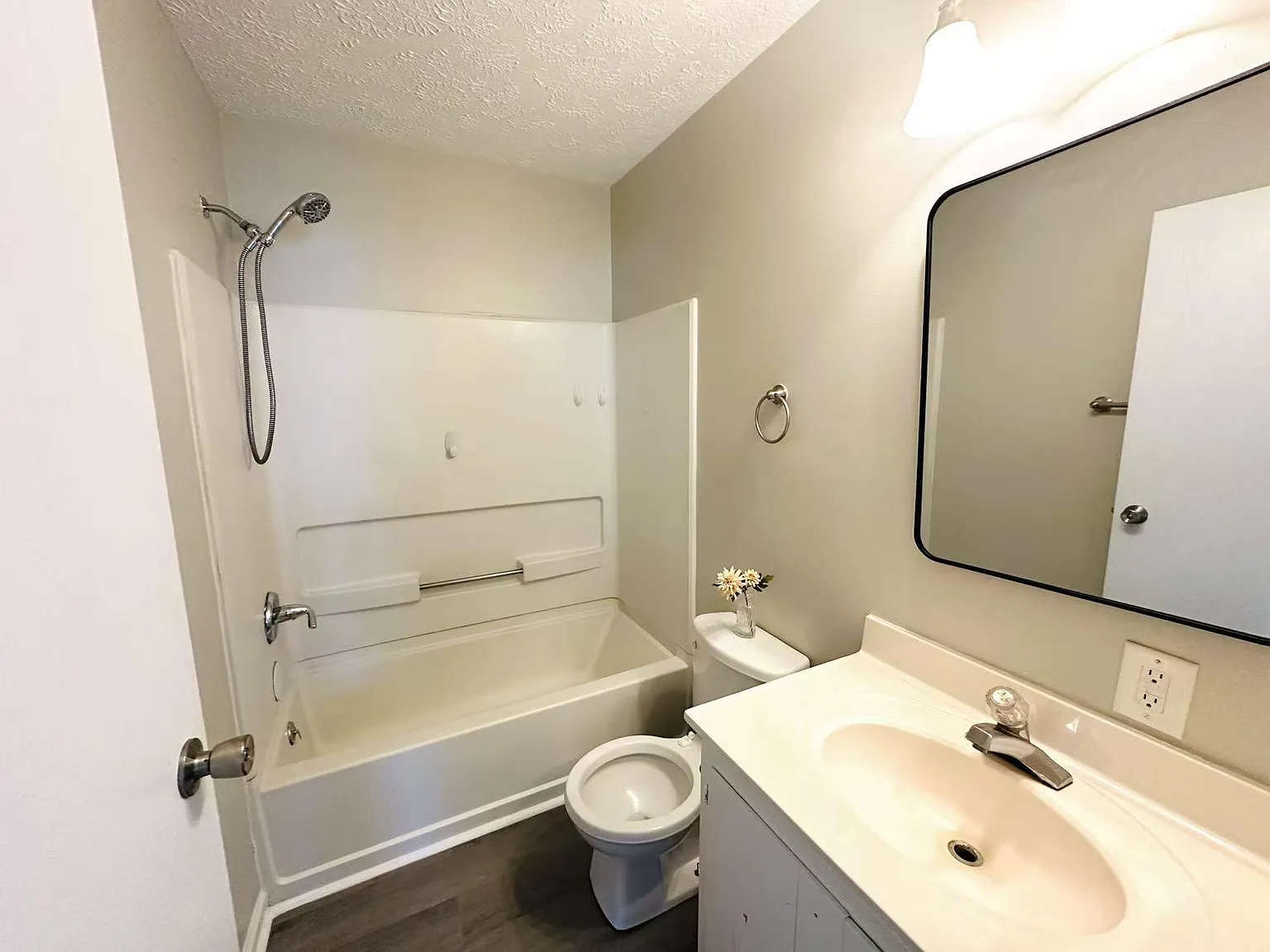 4 bed, 2.5 bath, 1808 sqft, $910 — Photo 2
