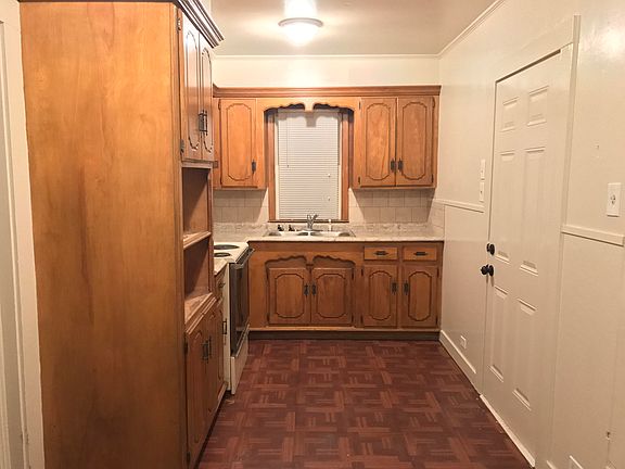 3rd image of 405 Melton St
