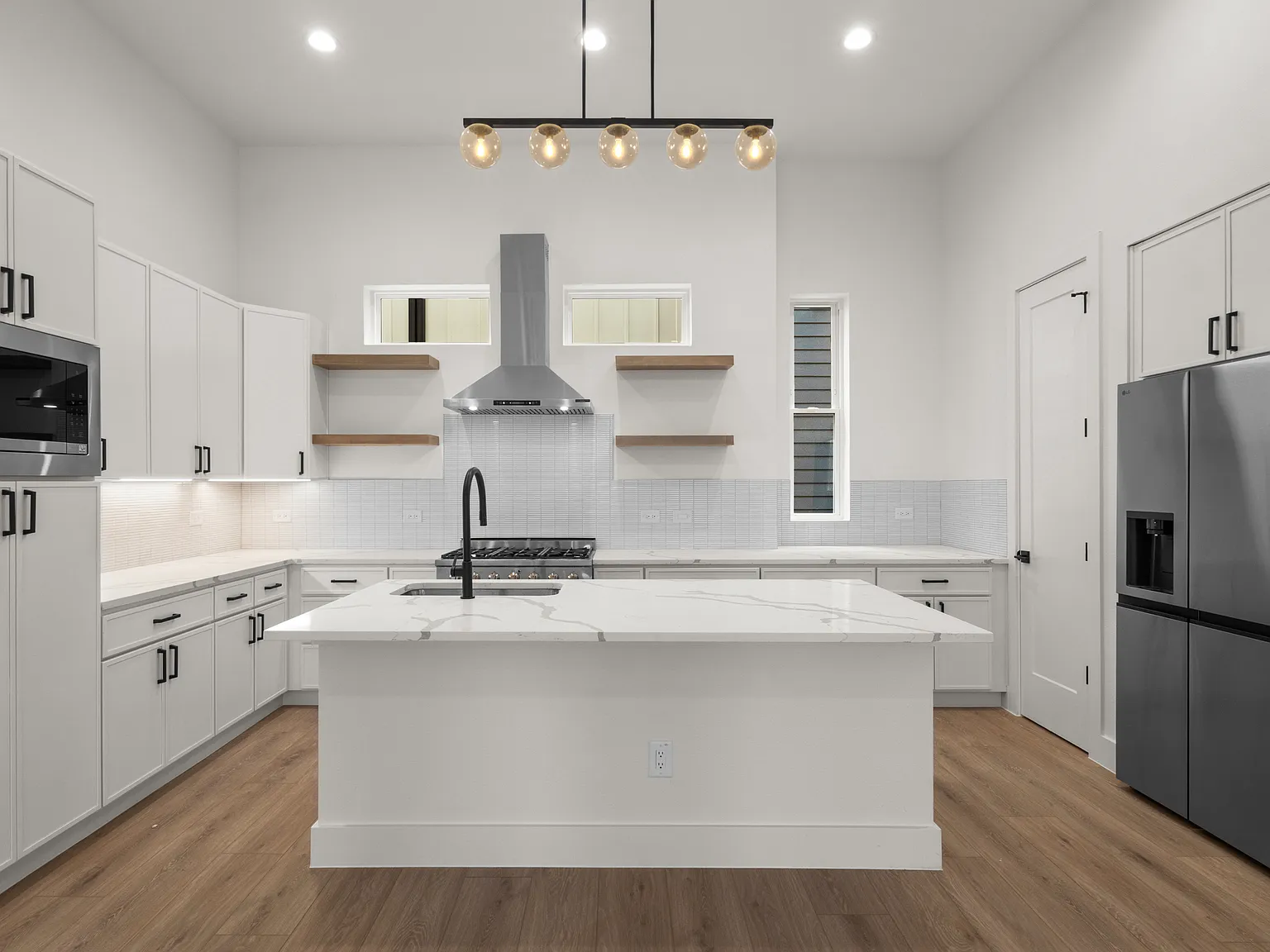 3 bed, 3.5 bath, 2440 sqft, $3,700 — Photo 3