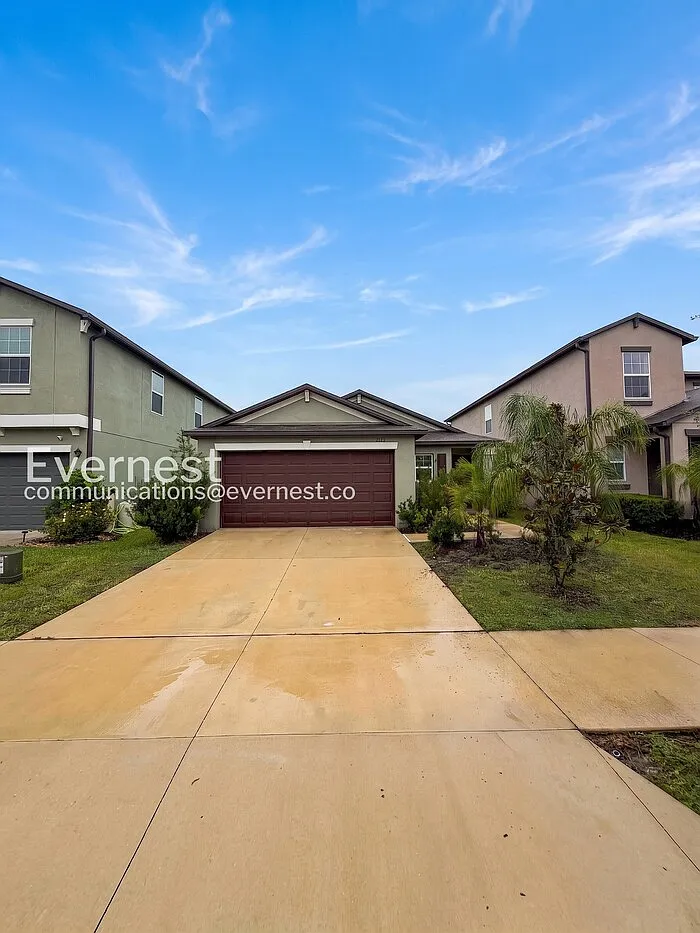3 bed, 2.0 bath, 1461 sqft, $2,345 — Photo 2