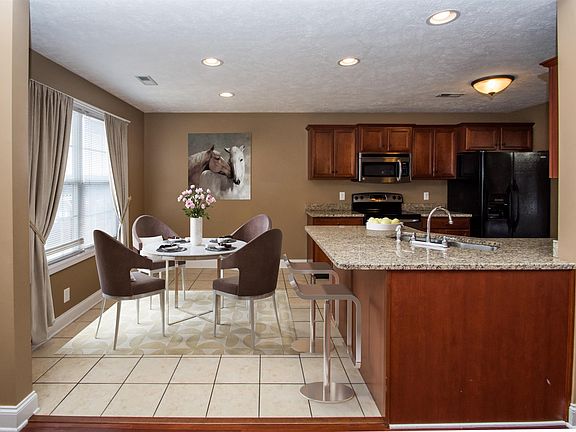 3rd image of 725 W Accipiter Cir