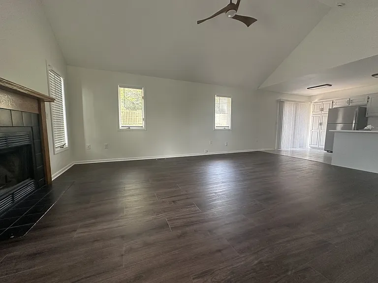 3410 Augusta Dr — Photo 2