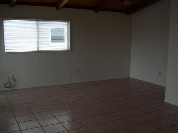 2nd image of 522 W Avenue G