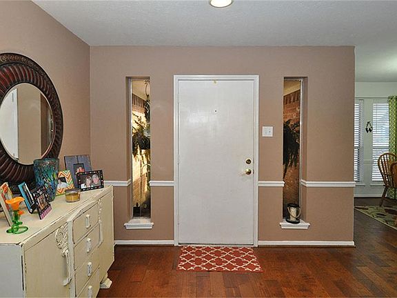 3rd image of 1606 N Hollow Dr