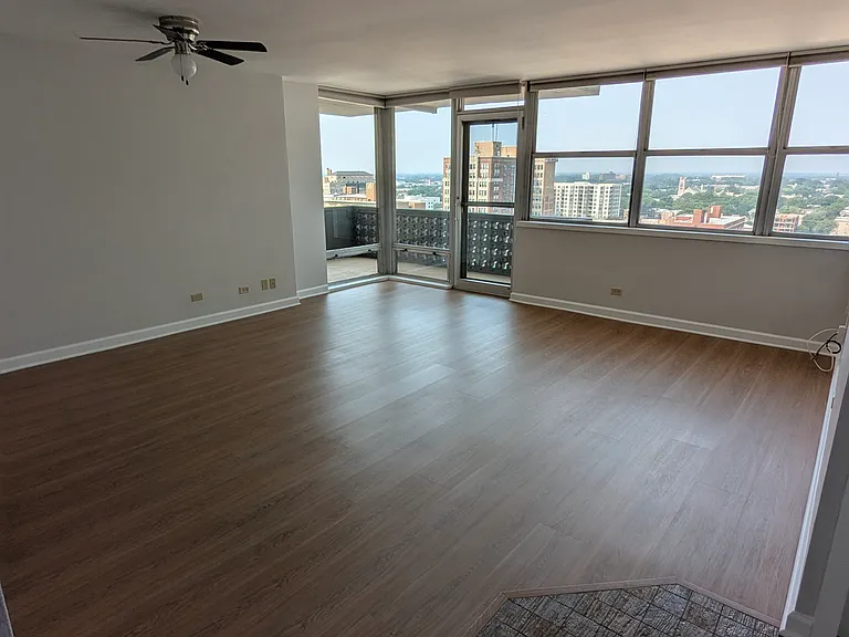 6301 N Sheridan Rd #18J — Photo 2