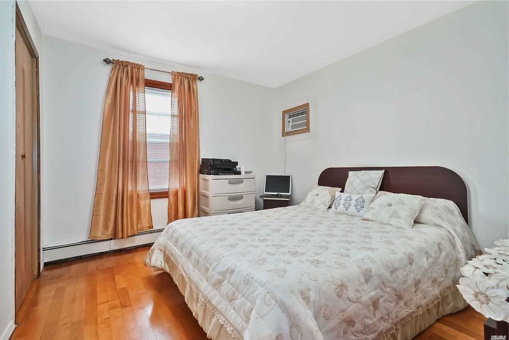 4 Bed 2 Bath Property, New York • 2,400 Sq Ft