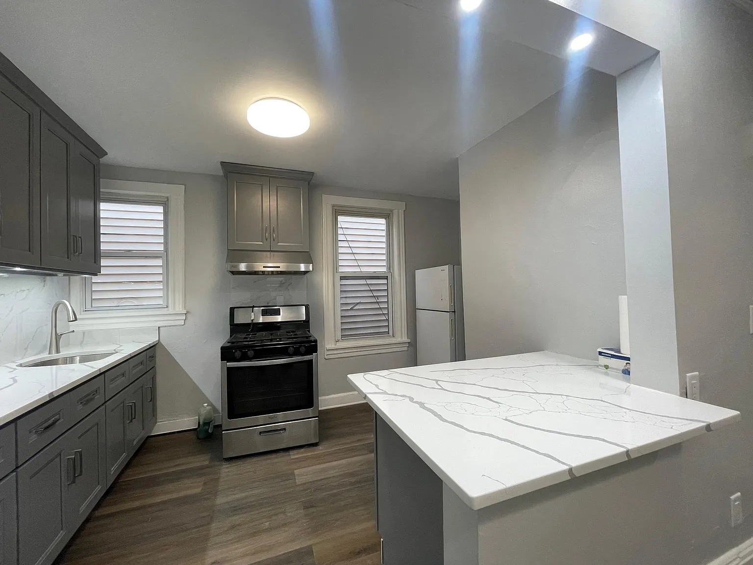 4 bed, 1100 sqft, $4,190 — Photo 2
