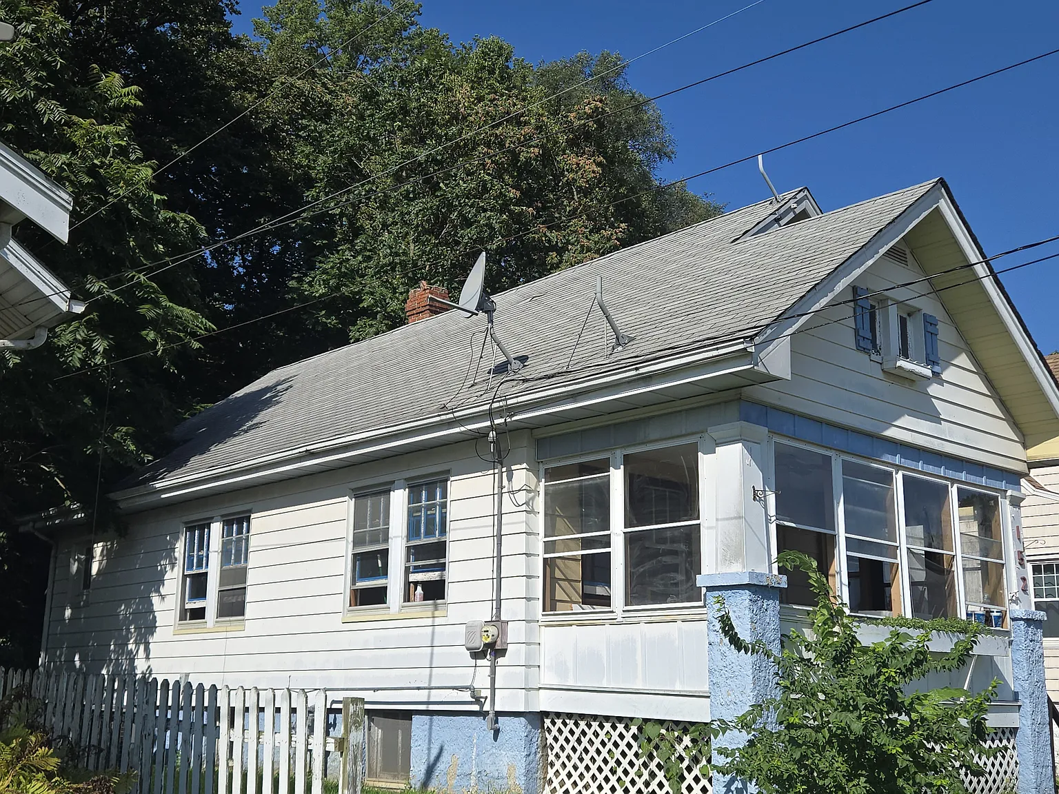 3 bed, 1.5 bath, 2028 sqft, $1,400 — Photo 1