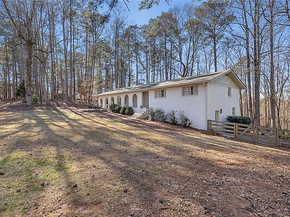 4th image of 940 Oakdale Rd