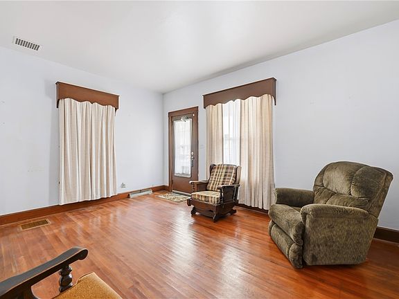 4th image of 464 Logan Ave
